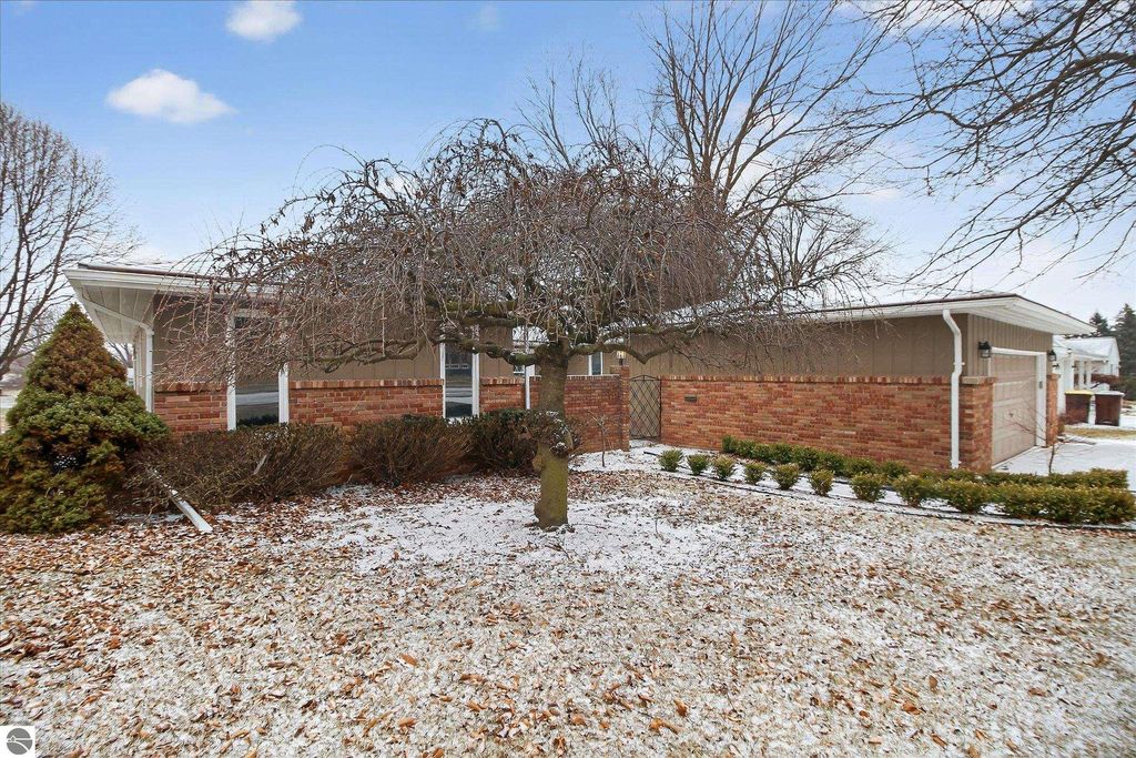 Image 35 of property listing at 980 Glencoe Road, Alma, MI 48801