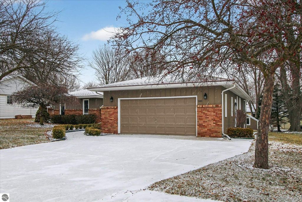 Image 36 of property listing at 980 Glencoe Road, Alma, MI 48801