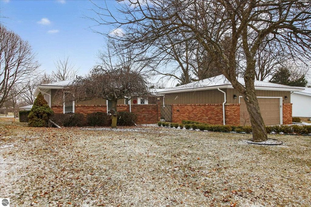 Image 37 of property listing at 980 Glencoe Road, Alma, MI 48801