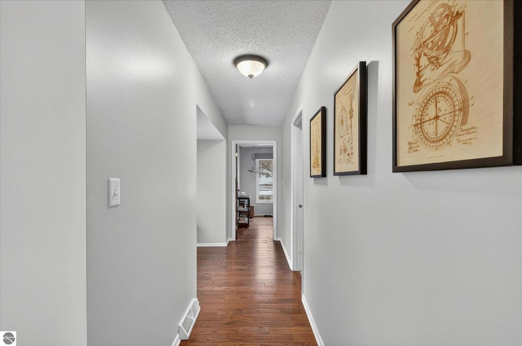 Image 4 of property listing at 980 Glencoe Road, Alma, MI 48801