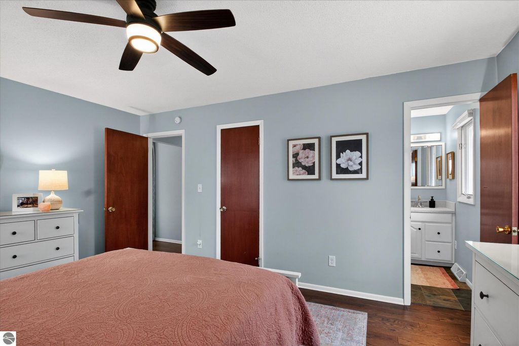 Image 7 of property listing at 980 Glencoe Road, Alma, MI 48801