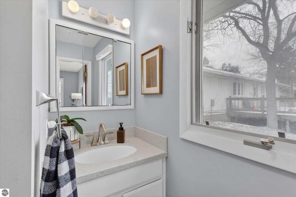 Image 8 of property listing at 980 Glencoe Road, Alma, MI 48801