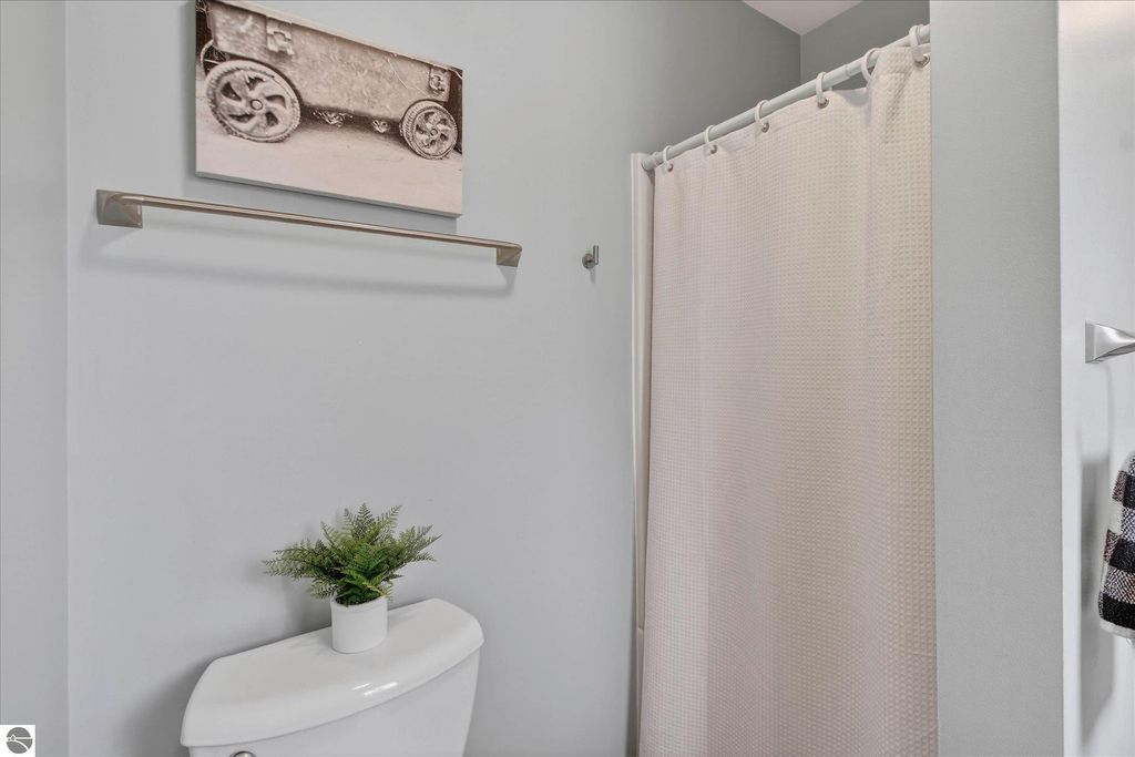 Image 9 of property listing at 980 Glencoe Road, Alma, MI 48801