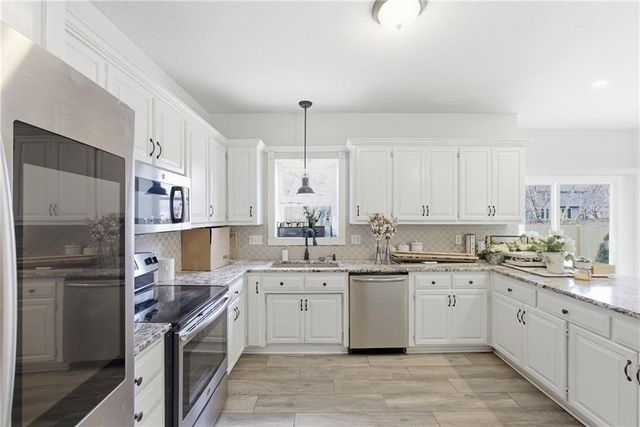 17927 W 158 Street, Olathe, KS 66062