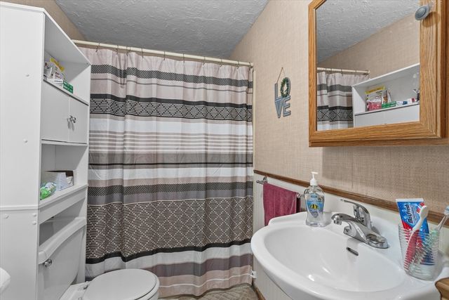 28 Lennon St, Gardner, MA 01440