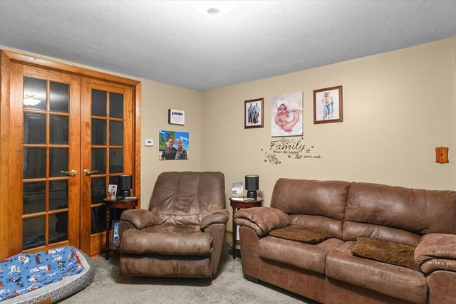 28 Lennon St, Gardner, MA 01440