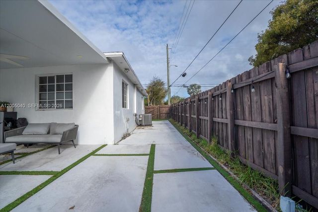 740 SW 7th Ave, Hallandale Beach, FL 33009