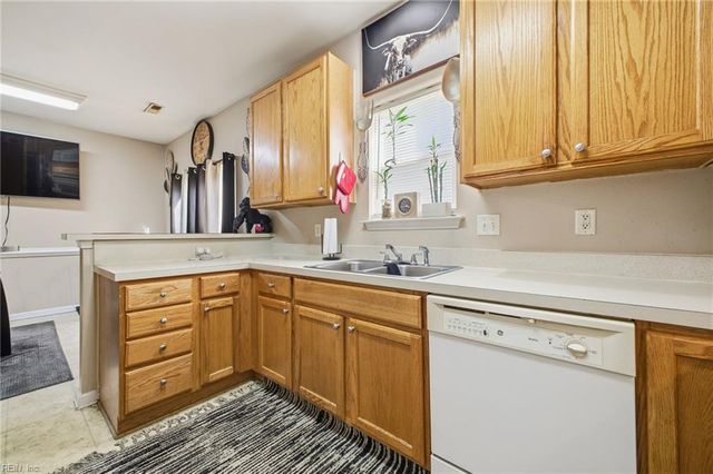 1864 Kempsville Crossing Ln, Virginia Beach, VA 23464