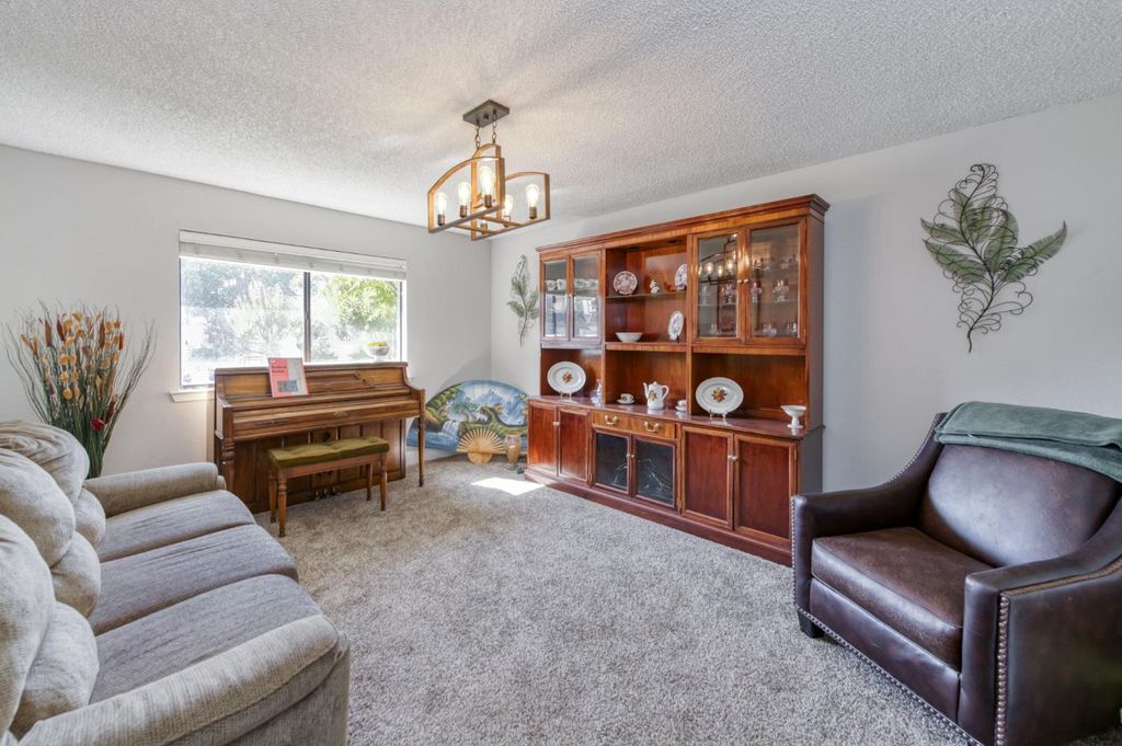 Image 11 of property listing at 2210 E Jon Drive, Fresno, CA 93720