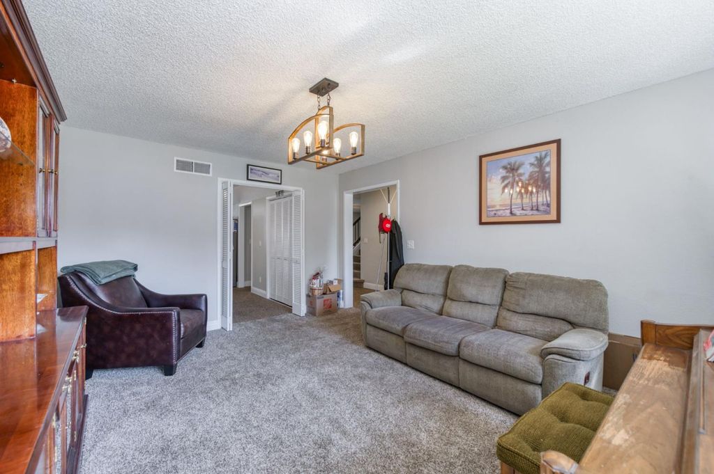 Image 13 of property listing at 2210 E Jon Drive, Fresno, CA 93720