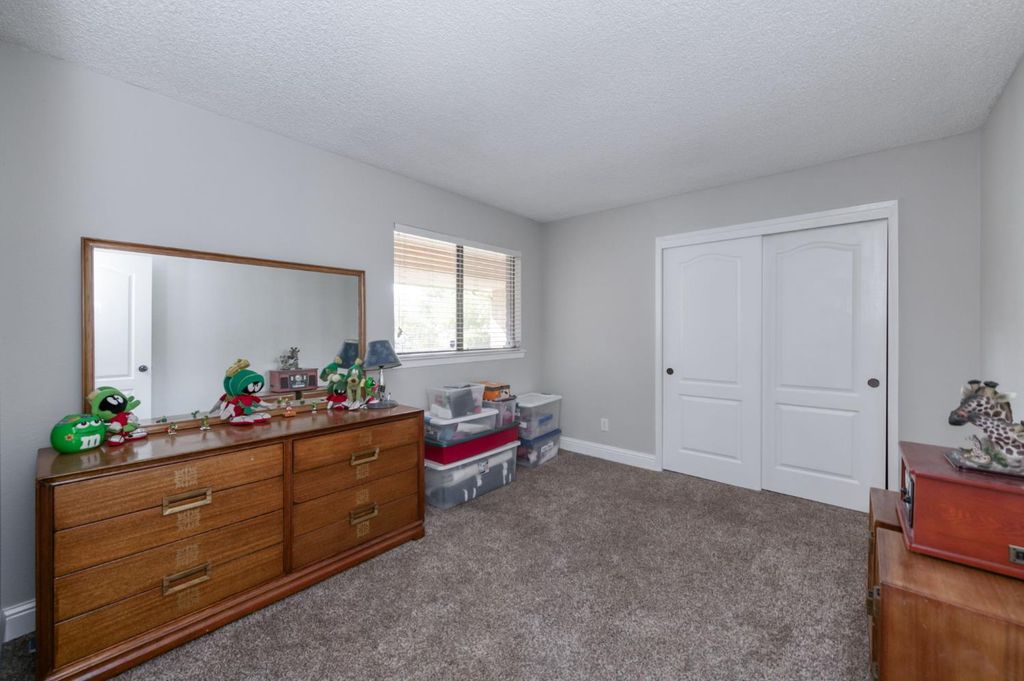 Image 14 of property listing at 2210 E Jon Drive, Fresno, CA 93720