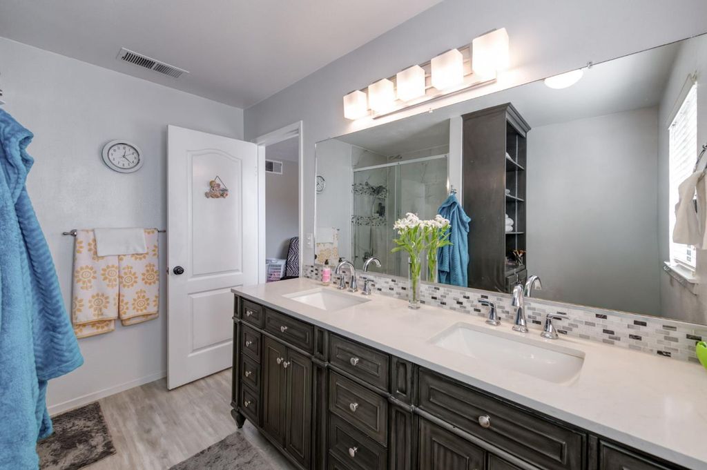 Image 18 of property listing at 2210 E Jon Drive, Fresno, CA 93720