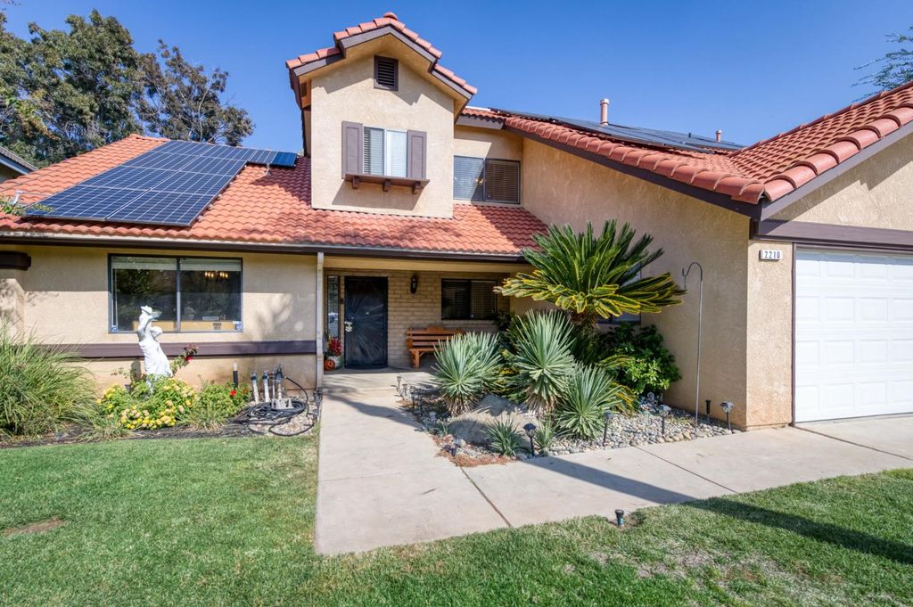 Image 2 of property listing at 2210 E Jon Drive, Fresno, CA 93720