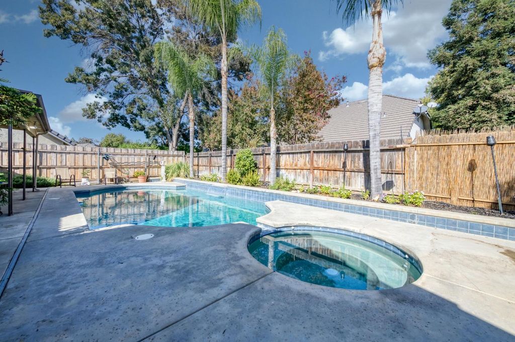 Image 20 of property listing at 2210 E Jon Drive, Fresno, CA 93720