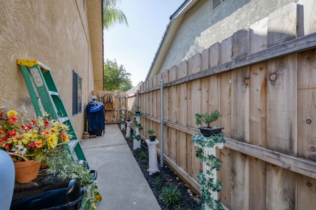 Image 22 of property listing at 2210 E Jon Drive, Fresno, CA 93720