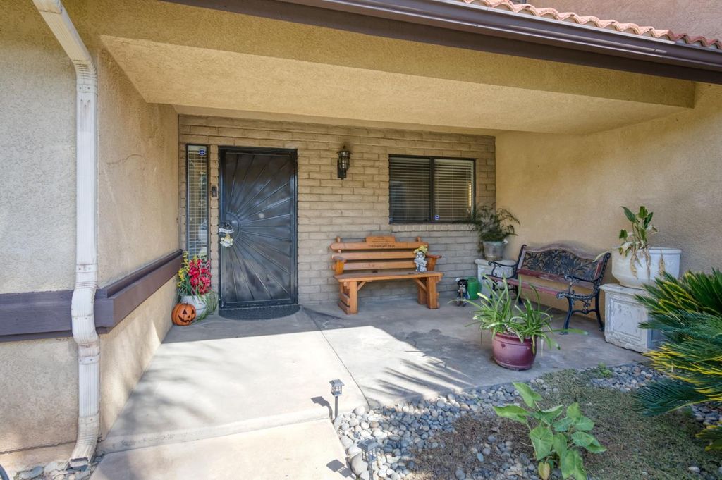 Image 3 of property listing at 2210 E Jon Drive, Fresno, CA 93720