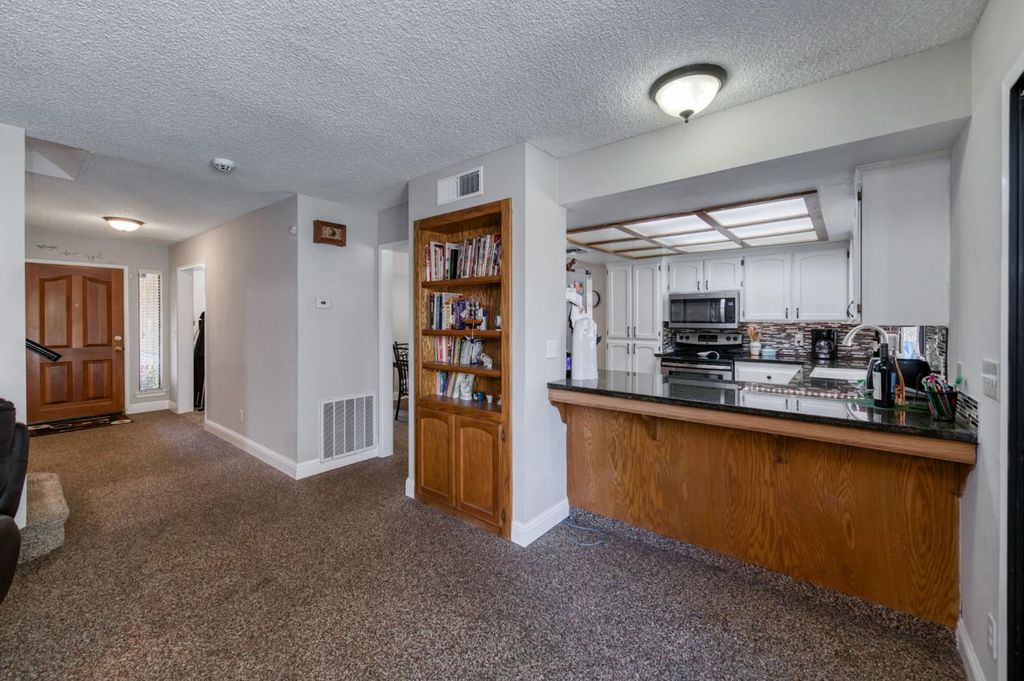 Image 5 of property listing at 2210 E Jon Drive, Fresno, CA 93720