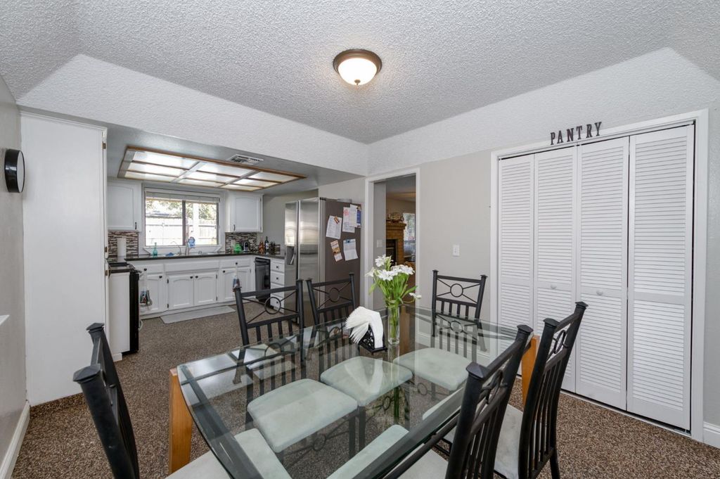 Image 7 of property listing at 2210 E Jon Drive, Fresno, CA 93720
