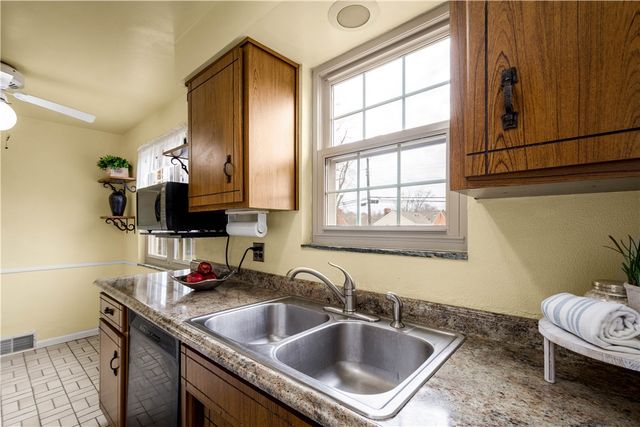 2027 Brookfield Rd, Scott Twp, PA 15243