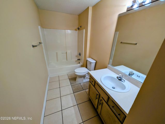 6051 MAGGIES Circle 113, Jacksonville, FL 32244