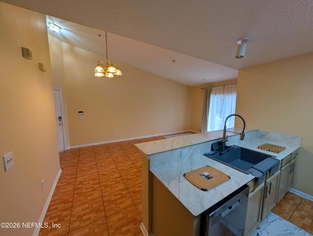 6051 MAGGIES Circle 113, Jacksonville, FL 32244