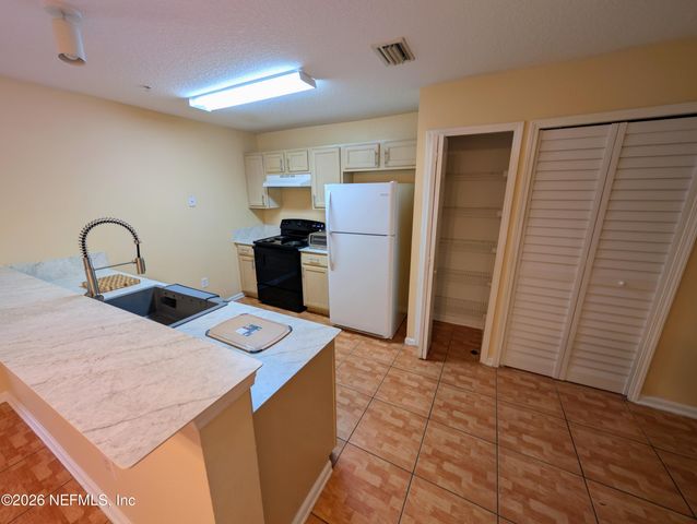 6051 MAGGIES Circle 113, Jacksonville, FL 32244