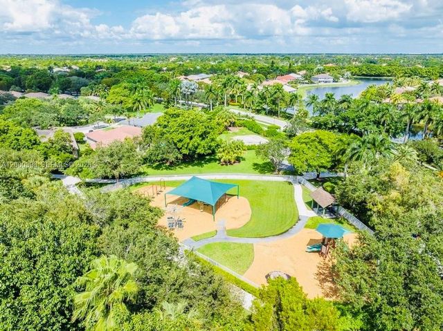 3700 Oak Ridge Ln, Weston, FL 33331