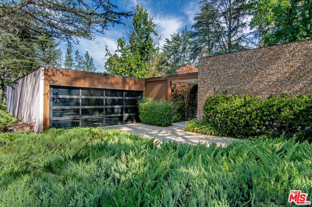 5000 Queen Victoria Road, Woodland Hills, CA 91364 — photo 2