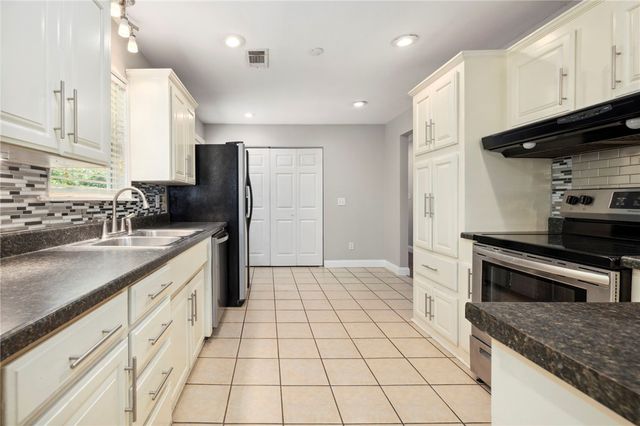 2312 W Holly Street, Fayetteville, AR 72703