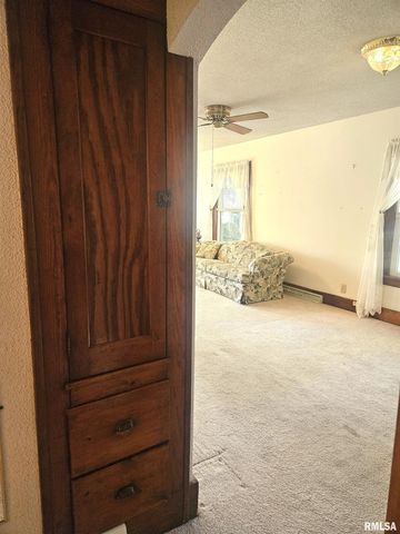 633 E 5TH Street, Galesburg, IL 61401