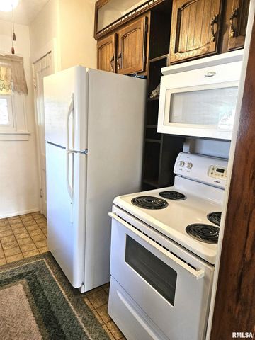 633 E 5TH Street, Galesburg, IL 61401