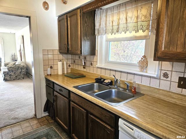 633 E 5TH Street, Galesburg, IL 61401