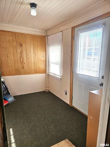 633 E 5TH Street, Galesburg, IL 61401