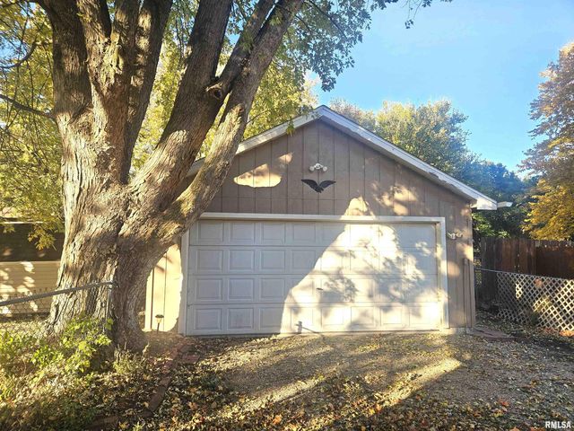 633 E 5TH Street, Galesburg, IL 61401