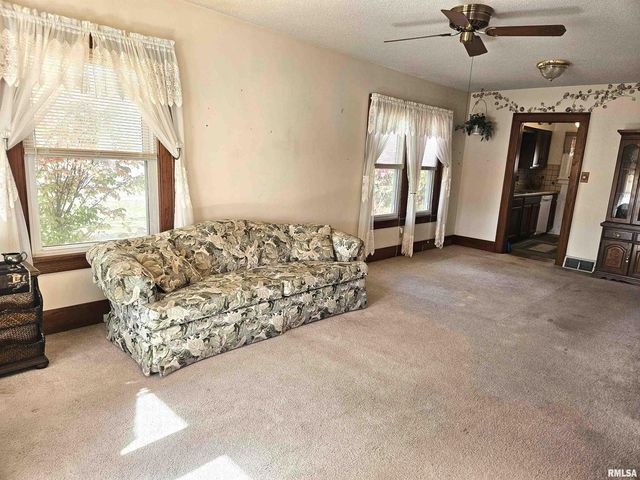 633 E 5TH Street, Galesburg, IL 61401