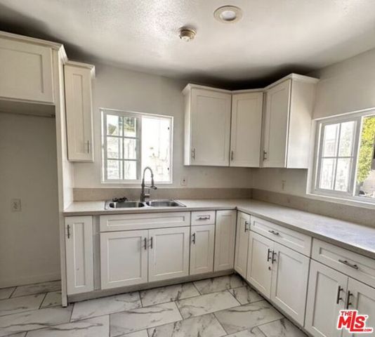 822 E 84th Place, Los Angeles, CA 90001