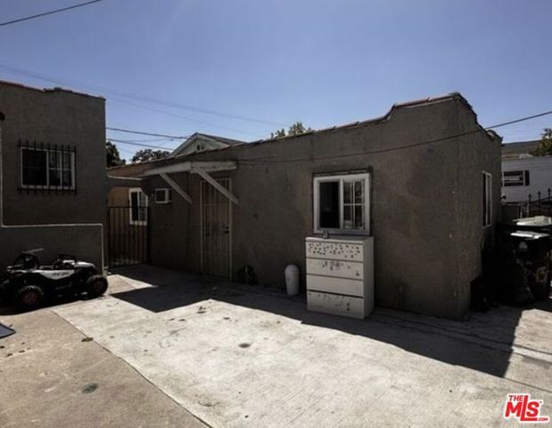 822 E 84th Place, Los Angeles, CA 90001