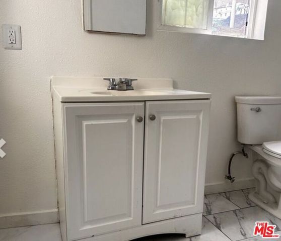 822 E 84th Place, Los Angeles, CA 90001