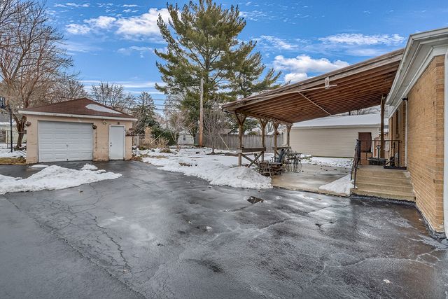 818 E 11TH Street, Lockport, IL 60441