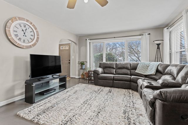 818 E 11TH Street, Lockport, IL 60441