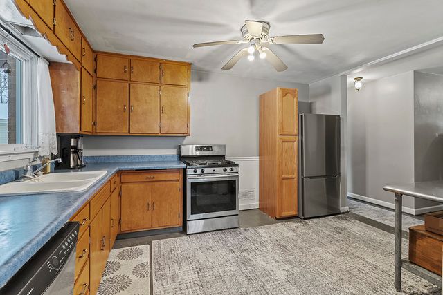 818 E 11TH Street, Lockport, IL 60441