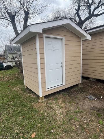 100 N 18th Avenue N, Texas City, TX 77590