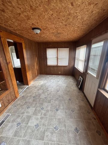 900 NE 2nd Avenue, Independence, IA 50644