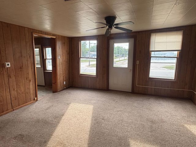 900 NE 2nd Avenue, Independence, IA 50644