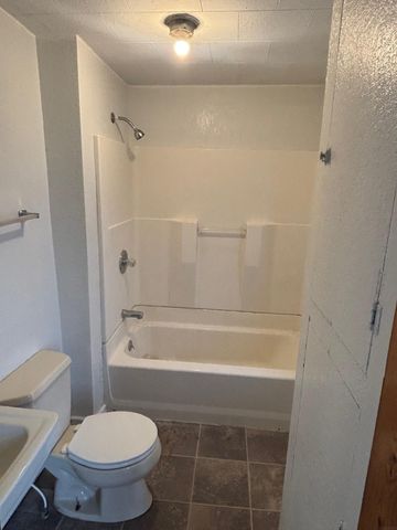 900 NE 2nd Avenue, Independence, IA 50644