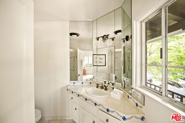 3706 Effingham Place, Los Angeles, CA 90027