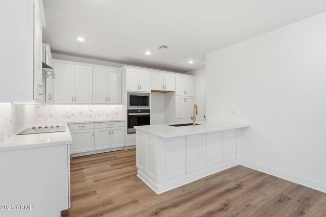 2121 W SONORAN DESERT Drive 158, Phoenix, AZ 85085