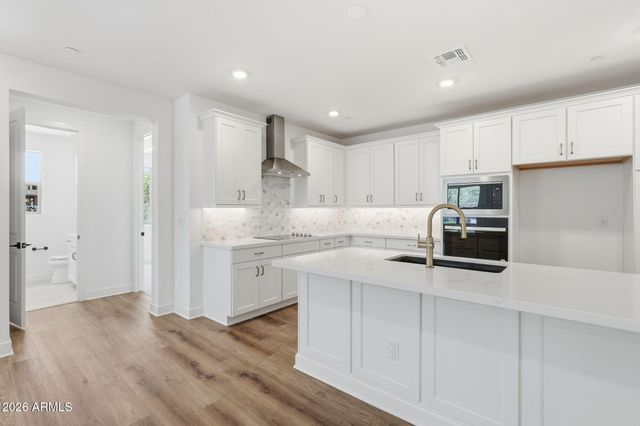 2121 W SONORAN DESERT Drive 158, Phoenix, AZ 85085