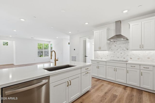 2121 W SONORAN DESERT Drive 158, Phoenix, AZ 85085