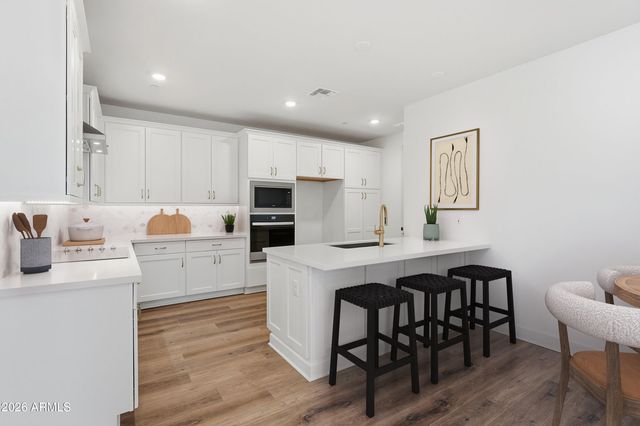 2121 W SONORAN DESERT Drive 158, Phoenix, AZ 85085